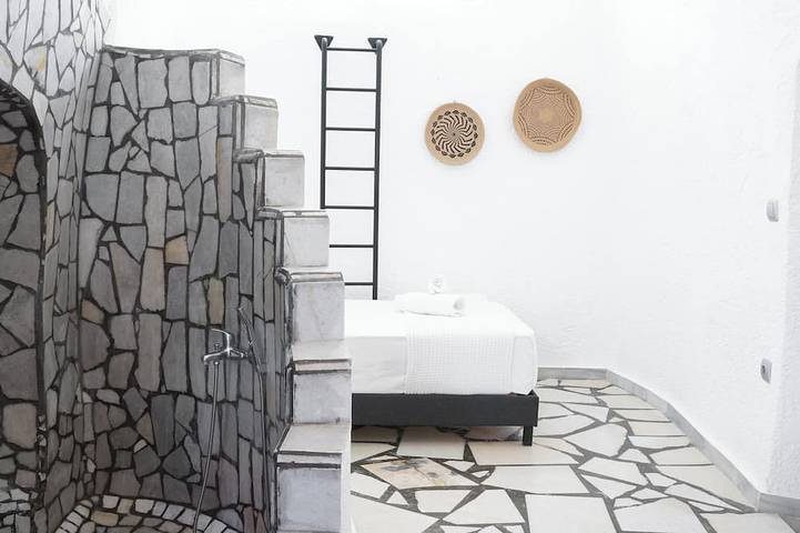 Ganze Wohnung, Moderne traditionelle Höhlenvilla, nahe Fira, Hafen und Flughafen! in Mesaria, Santorin