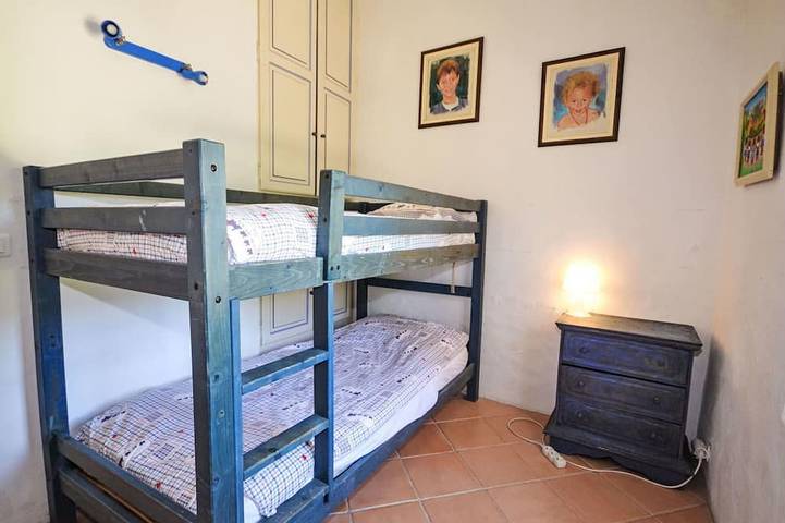 Belle maison de vacances privée pour 9 personnes avec WIFI, piscine privée, TV et terrasse in Cucuron, Parc naturel régional du Luberon