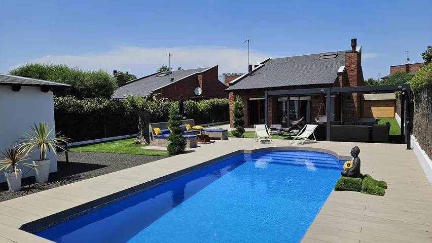 Casa de vacaciones para 10 personas, con jardín además de piscina y vistas, Se admiten mascotas - 1