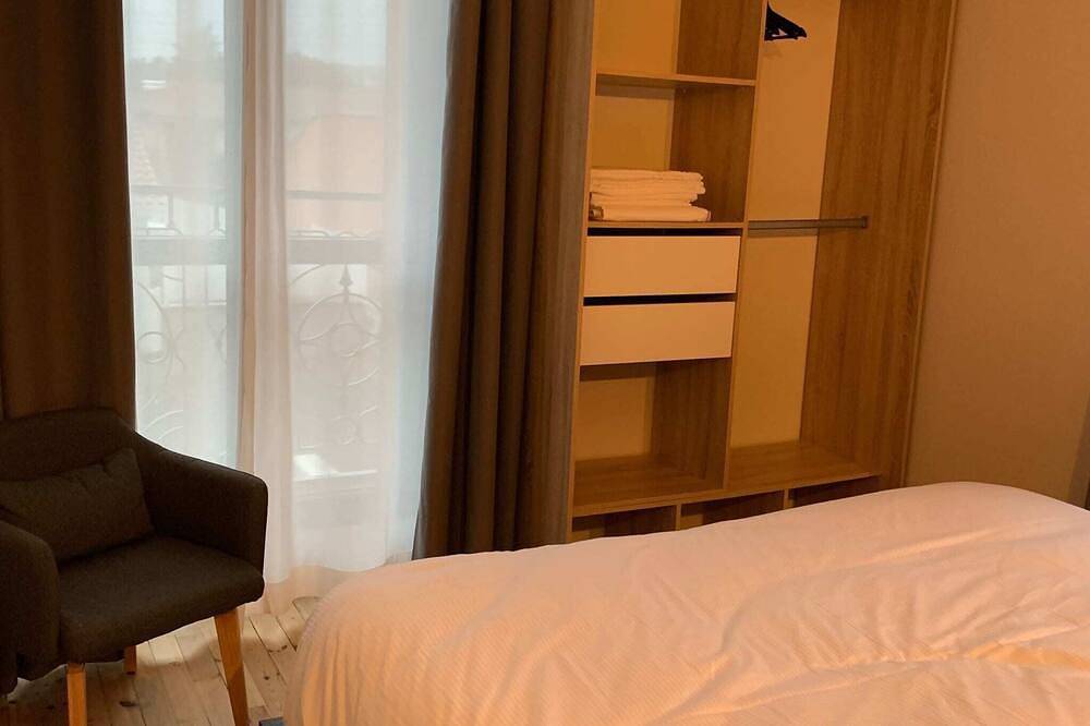 Entire apartment, Apartment 4 persons air-conditioned 1 bedroom + sofa bed Puy de Jumes A03 in Châtel-Guyon, Volcans d'Auvergne Regional Nature Park