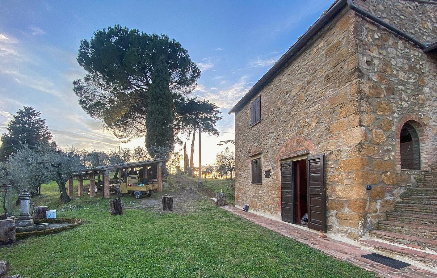 Geheel vakantieappartement, Tuinzicht appartement met parkeerplaats, AC & internet in Volterra, Provincie Pisa