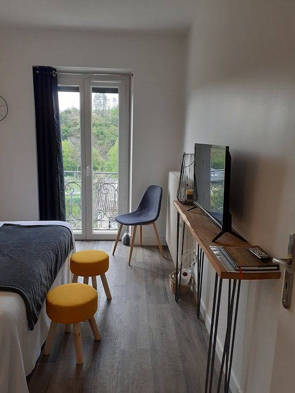 Chambres d'hôtes Chez Stéphanie et Jérôme - Chambre jaune in Laguépie, Tarn-et-Garonne