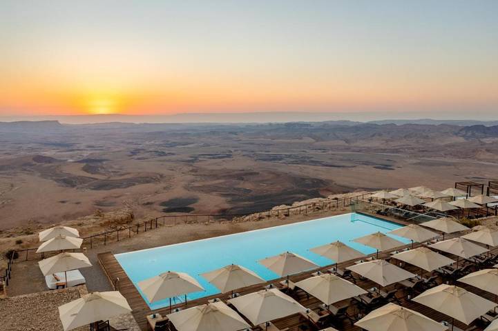 Hôtel pour 3 personnes, avec sauna et terrasse ainsi que jacuzzi et piscine