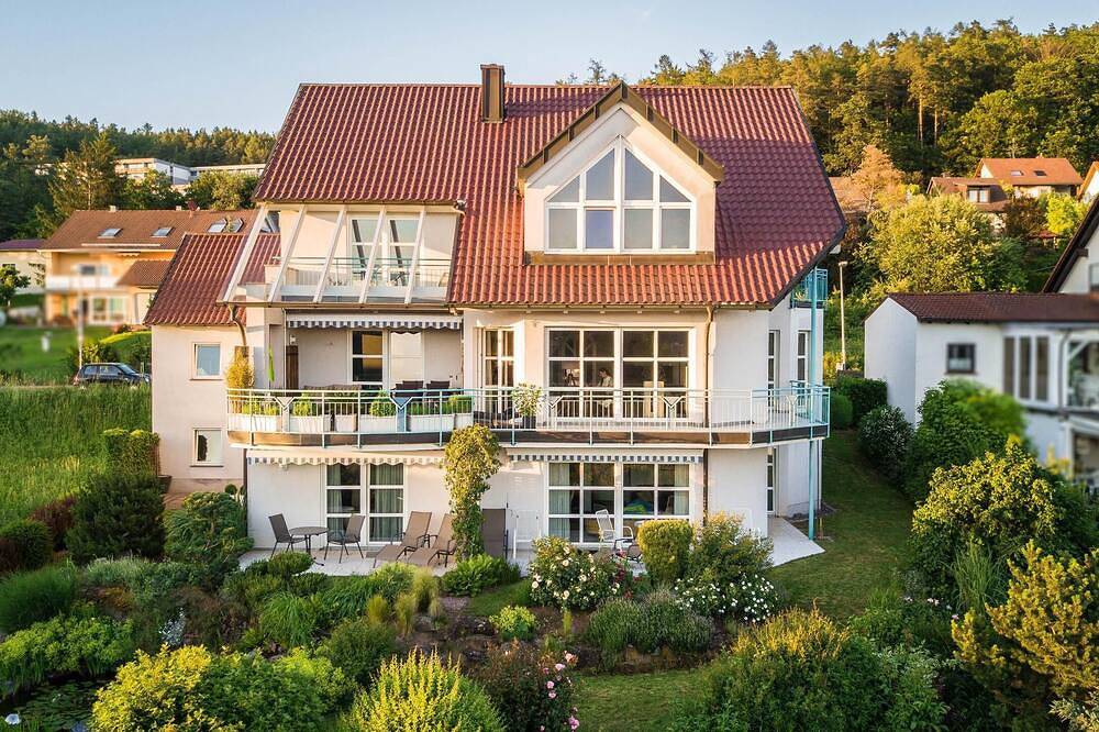 Ganze Wohnung, Helles Appartement (68 qm) für bis zu 4 Personen mit Terrasse und Aussicht über das Saaletal in Bad Bocklet, Rhön-Bayern