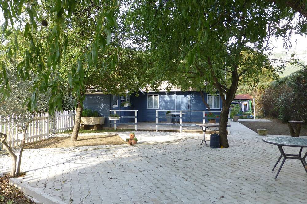 Chalet climatisé avec piscine au pied du Lubéron  Vaucluse in Mérindol, Parc naturel régional du Luberon