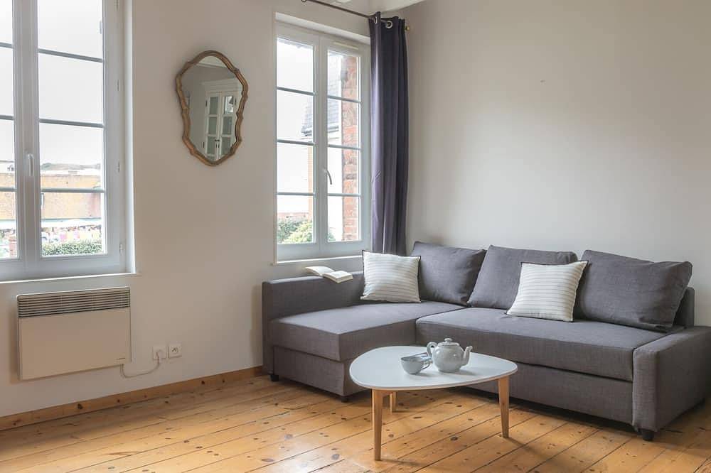 Typical fisherman's house, town center, sea view in Étretat, Le Havre region