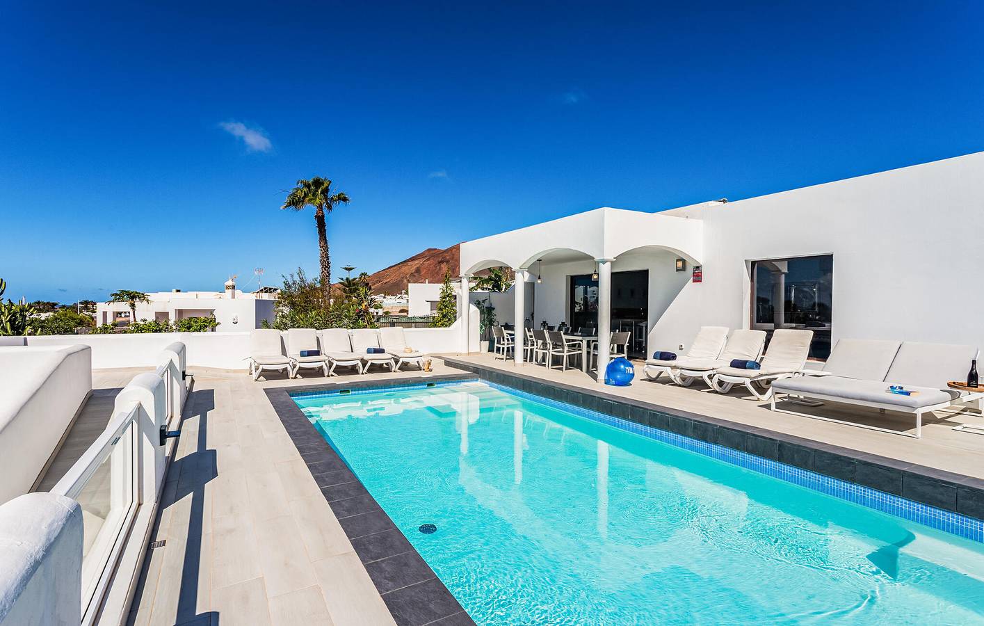 Apartamento con vistas al mar y piscina climatizada cerca de Playa Blanca in Playa Blanca, Yaiza