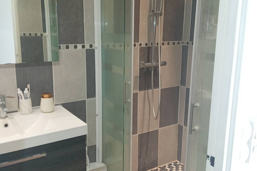 Entire apartment, Free room/parking and bus in front in Amiens, Amiens region