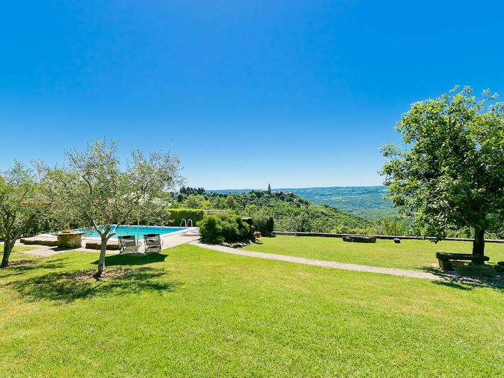 Ferienhaus für 8 Personen, mit Terrasse und Ausblick sowie Garten, mit Haustier