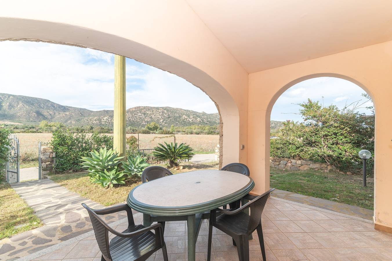 Casa vacanze 'Villa San Teodoro' con vista sulle montagne, terrazza privata e aria condizionata in L'Alzoni, San Teodoro