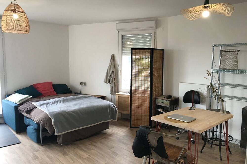 Entire apartment, Large studio with direct access to Paris in Noisy-le-Sec, Seine-Saint-Denis