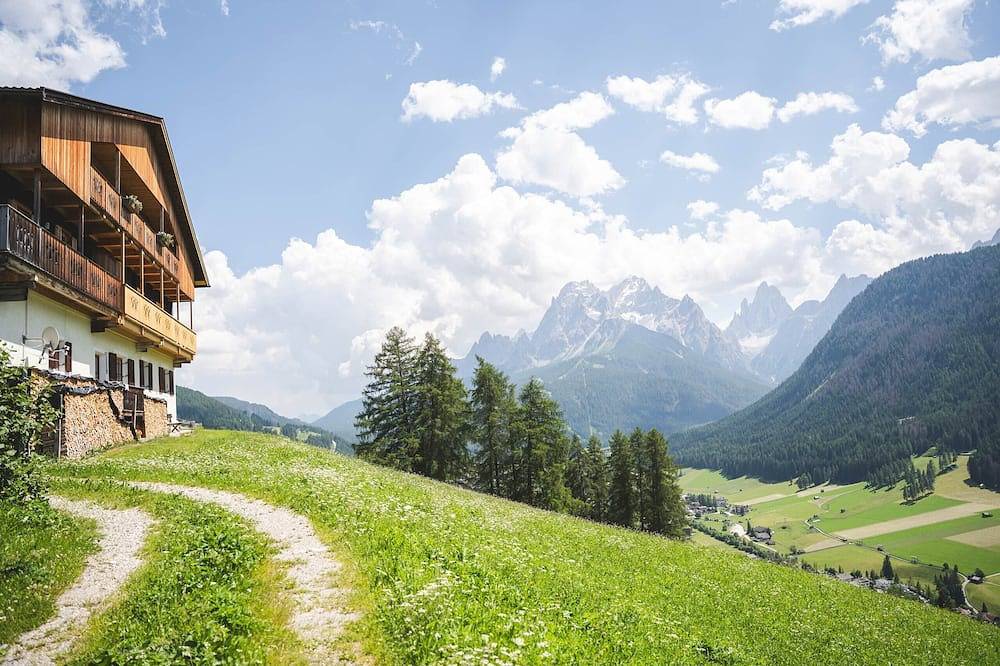 Entire apartment, Apartment 'Wiese' with Mountain View, Private Terrace and Wi-Fi in Sexten, South Tyrol