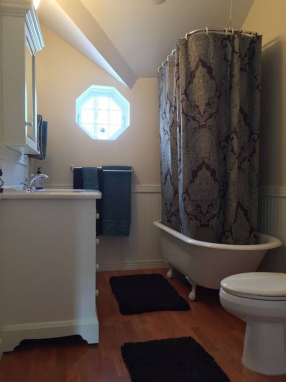 Vacation rental for 32 people, with yard in Adirondack Mountains