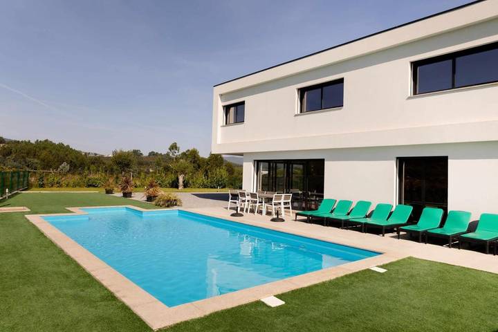 Location de vacances pour 20 personnes, avec vue ainsi que piscine et jardin à Celorico de Basto