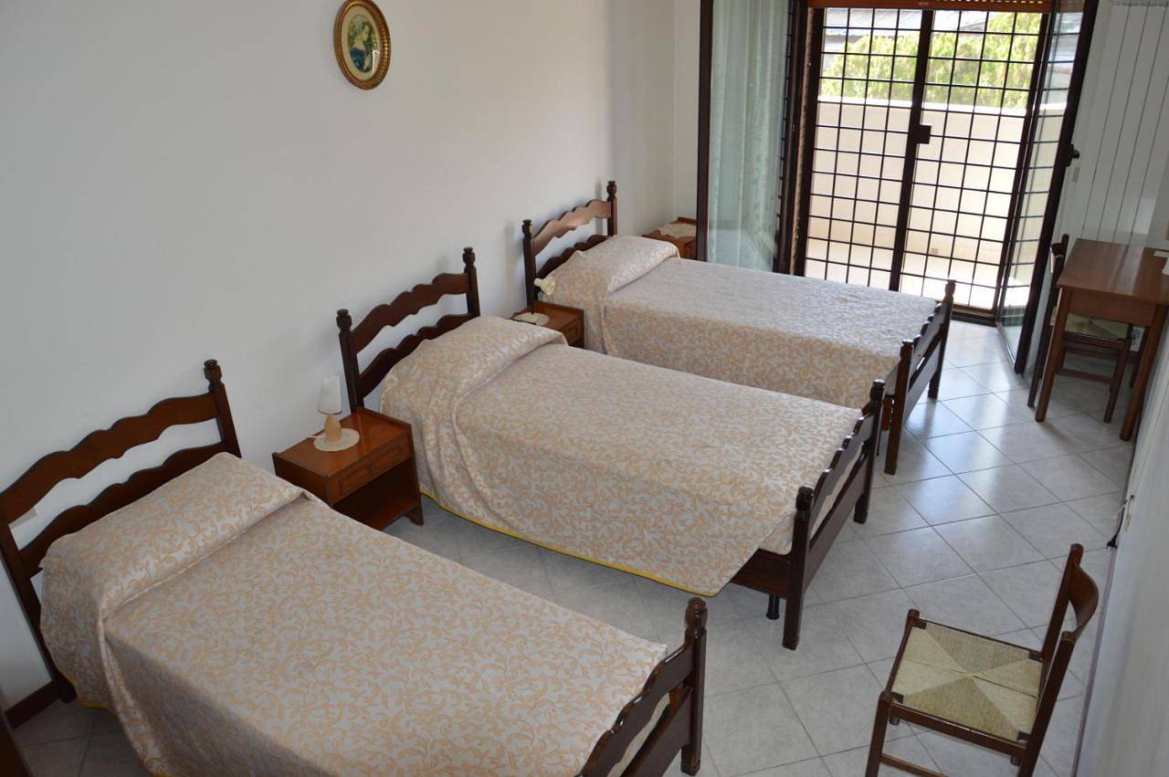 Triple Room with Private Bathroom in Casal Morena, Roma