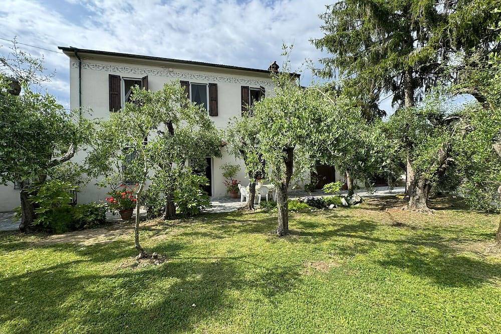 Landhaus in Viareggio mit 4 Schlafzimmern 8 Schlafplätzen in Viareggio, Italienische Riviera