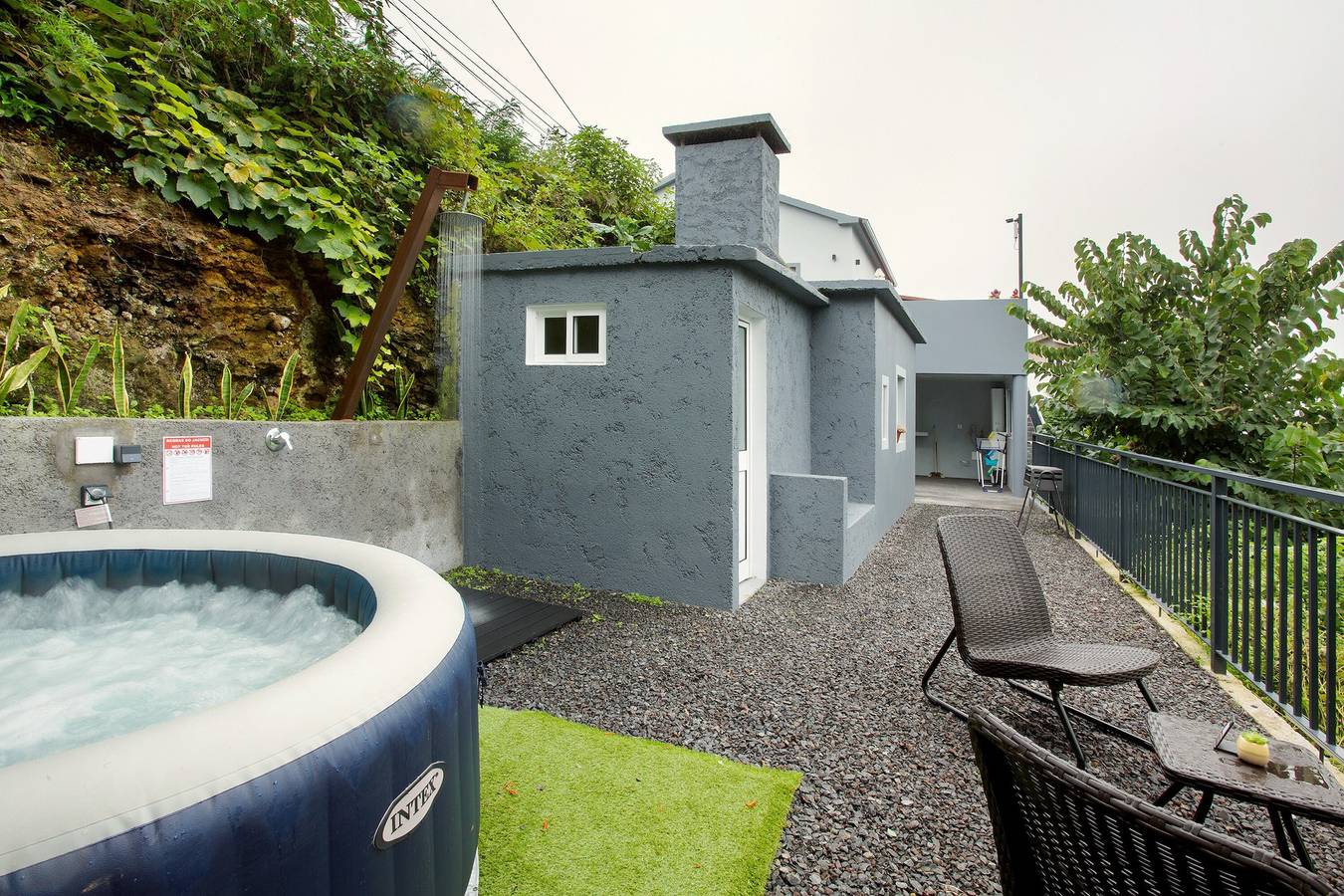 Entire studio, Studio 'Green Shelter - Guest House' with Mountain View, Wi-Fi and Air Conditioning in Santana, Madeira