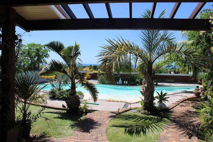 Location de vacances pour 10 personnes, avec jacuzzi et piscine ainsi que terrasse et jardin dans Cambuston - 3