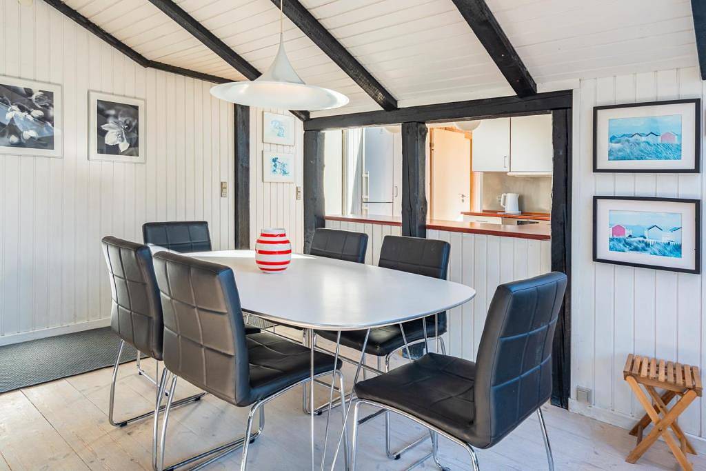 Wunderschönes, erhöht gelegenes Ferienhaus auf einem Dünengrundstück in Wassernähe. in Henne, Varde