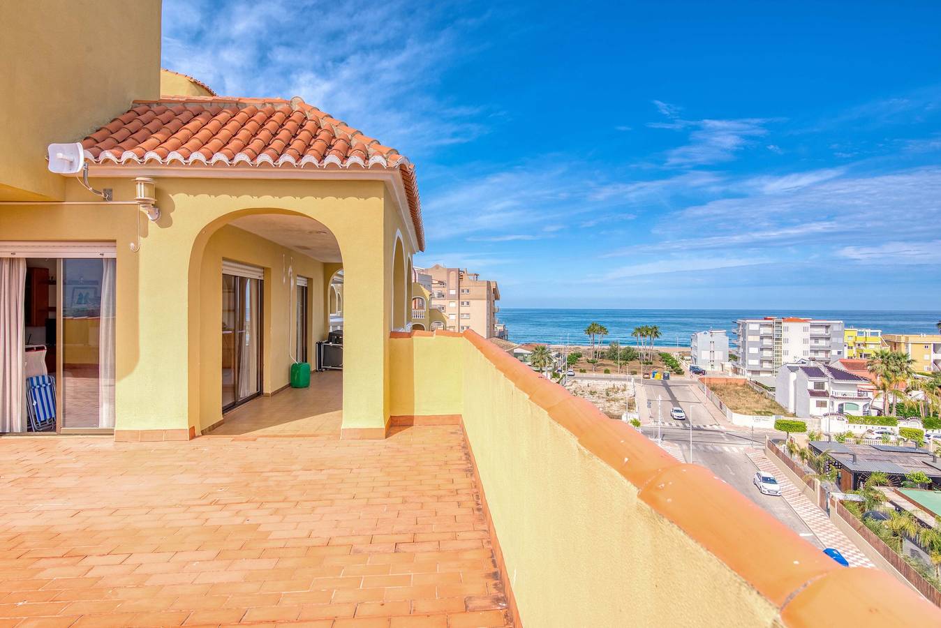 Apartamento entero, Apartamento vacacional 'Barlovento I' con vistas al mar, terraza, piscina compartida y Wi-Fi in Playa Xeraco, Jaraco
