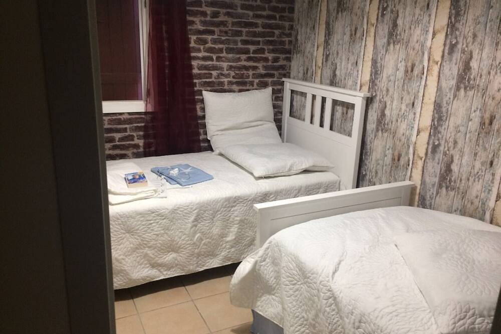 Charming bungalow with heated pool near Avignon in Verquières, Region de Arles