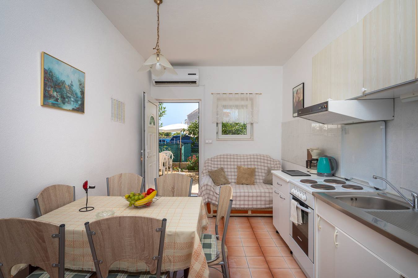 Ganze Ferienwohnung, A2 apt near beach w patio, parking and grill in Stobrec, Split-Dalmatien