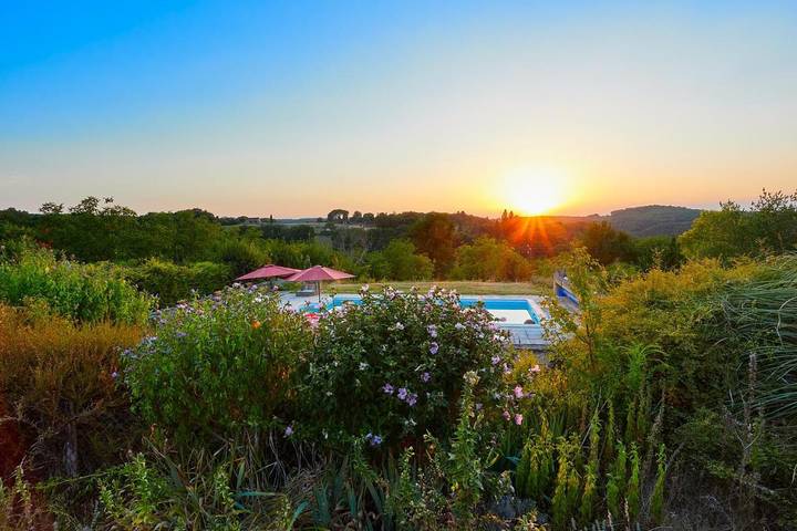 Location de vacances pour 10 personnes, avec jardin ainsi que piscine et vue, adapté aux familles à Saint-Cybranet