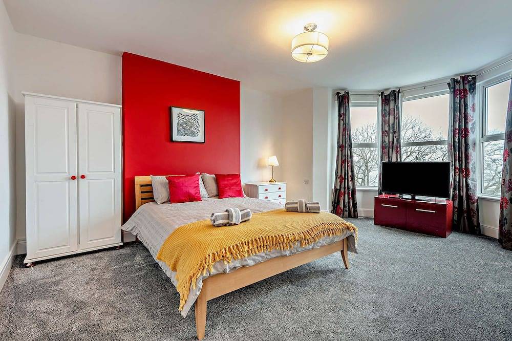 Dizzy Heights Spacious Swanage Townhouse & Views Sleeps 10 in Swanage, Dorset