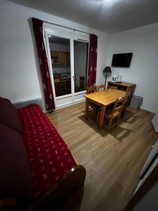 Gîte pour 5 personnes, avec sauna et terrasse ainsi que piscine et vue, animaux acceptés dans Lac Pavin - 4