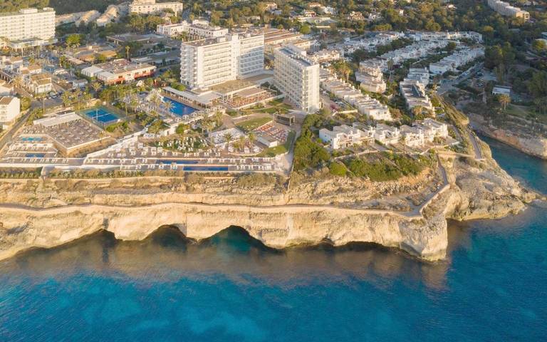 Hotel für 3 Personen, mit Balkon und Terrasse sowie Garten und Kinderpool in Calas de Mallorca