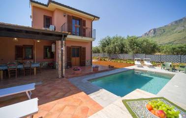 Ferienhaus für 8 Personen, mit Garten und Pool sowie Terrasse, mit Haustier auf Sizilien