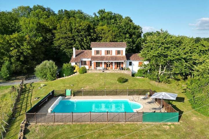 Gîte pour 8 personnes, avec terrasse et jardin à Lanouaille