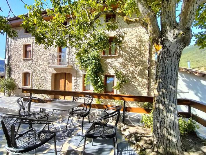 Casa rural para 16 personas, con terraza además de vistas y jardín en Améscoa Baja