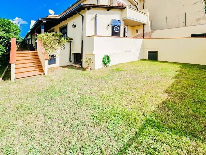 Villa per 4 persone, con Balcone e Terrazza nonché Giardino e Panorama a Cerveteri