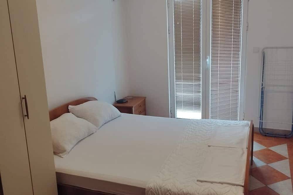 Appartement entier, Dvokrevetni apartman sa kuhinjom i parkingom u dvoristu kuce, idealan za par. in Budva, Municipalité de Budva