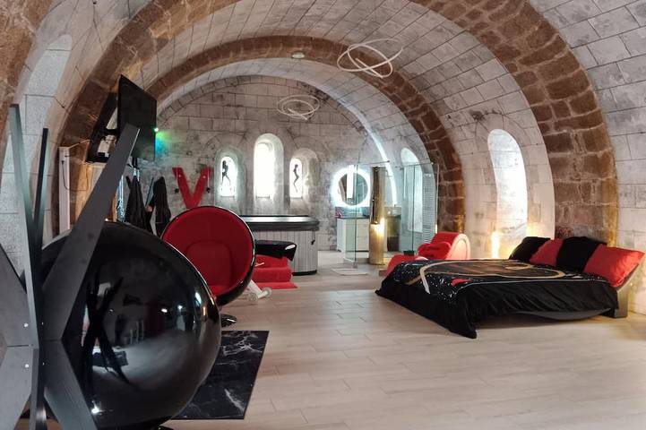 Gîte pour 2 personnes, avec jacuzzi à Ambrières-les-Vallées - 2