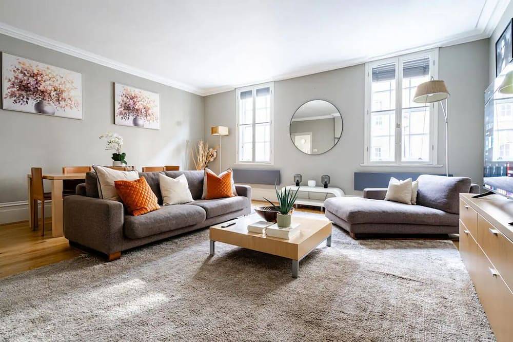 Entire apartment, Elegant 3-Bedroom Covent Garden Apartment with Modern Comforts in Covent Garden, London