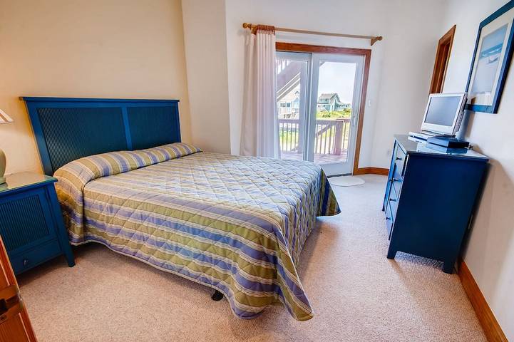 Vacation rental for 19 people, with hot tub and yard in Rodanthe