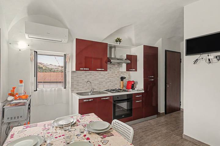 Geheel appartement, Appartement "Giulia" met zee- en bergzicht, tuin en Wi-Fi in Imperia, Riviera di Ponente