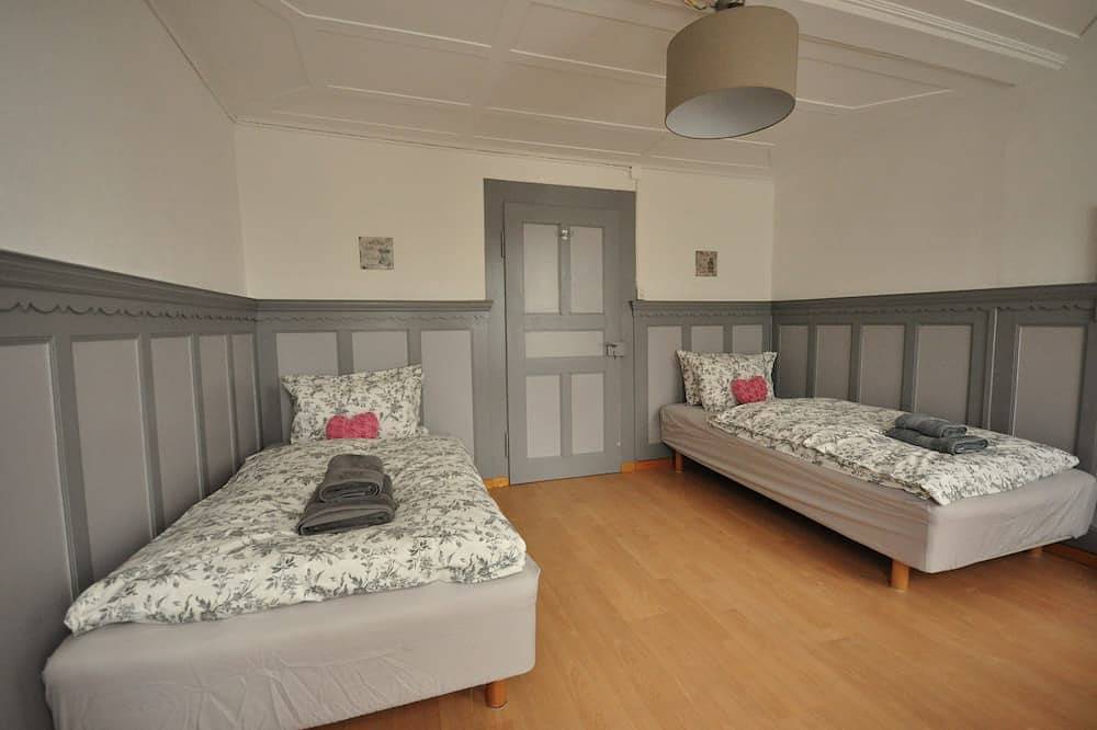 Appartement entier, Nouvellement rénové appartement de 4 chambres. 3 minutes à Interlaken.  12 personnes. Balcon in Matten bei Interlaken, Lac de Thoune