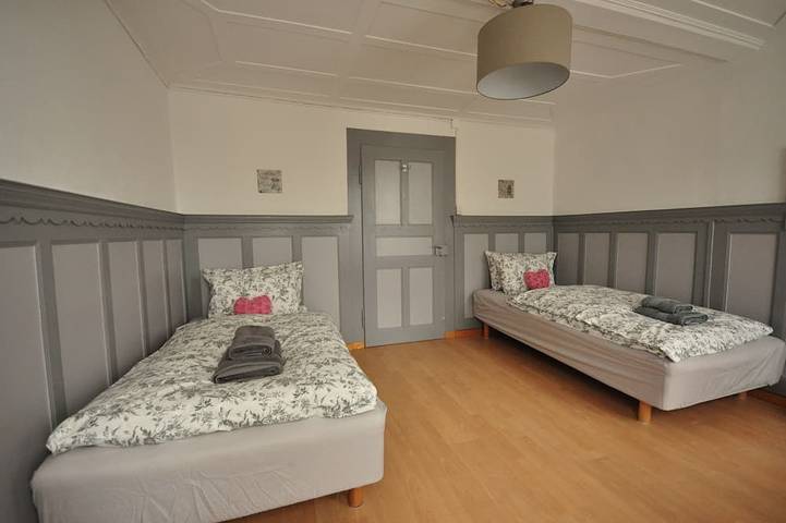 Geheel appartement, Onlangs gerenoveerd 4 kamer appartement. 3 minuten naar Interlaken.  12 personen. Balkon in Matten bei Interlaken, Meer van Thun