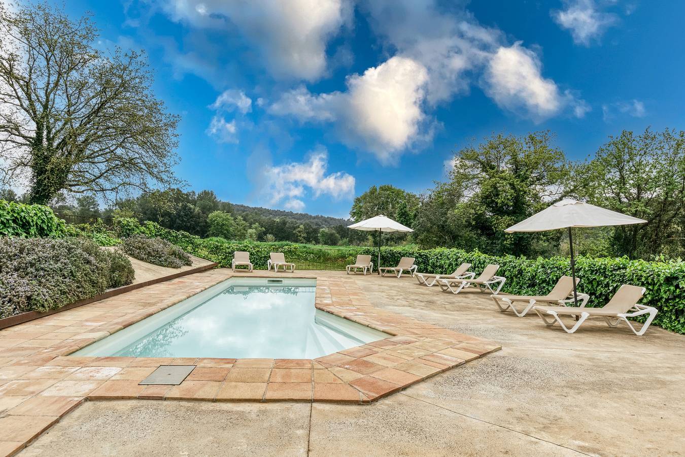 Apartamento entero, Apartamento 'Mas Tarres L'acacia Only Adults' con vistas a la montaña, Wi-Fi y aire acondicionado. in Madremaña, Gironés