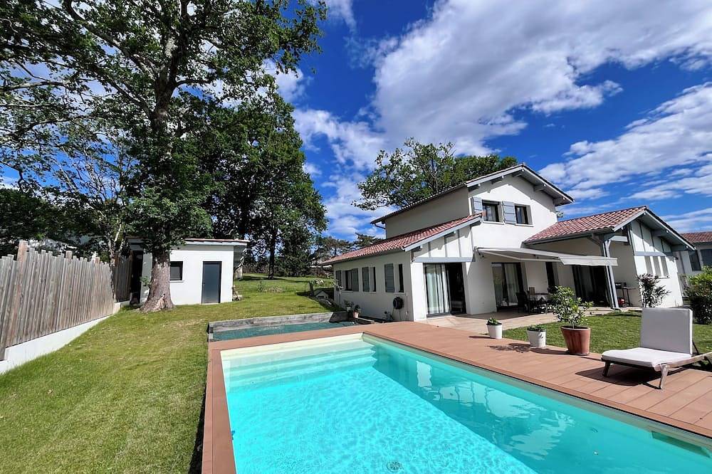 Quiet family house between sea and mountains with swimming pool - sleeps 8 in Bassussarry, Bayonne region