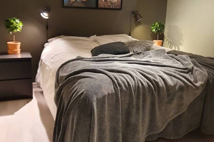 Spacious seaside cabin with hot tub and sauna – sleeps 11 in Sund