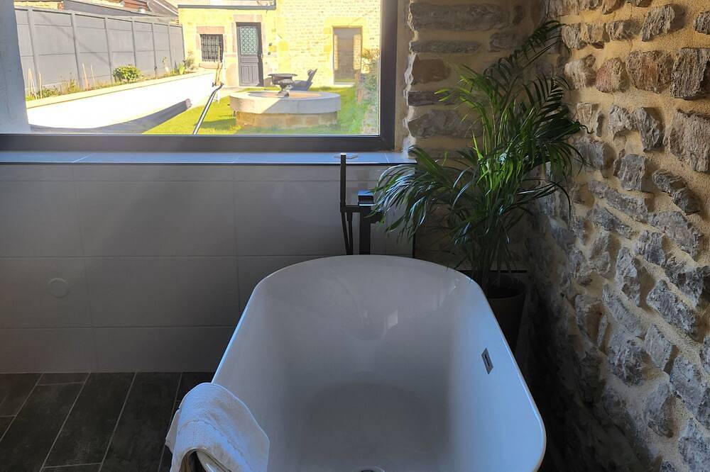 L'Atypique - Heated pool in a stone house with unusual spaces in Floing, Ardennen