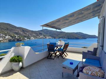 Location de vacances pour 5 personnes, avec vue sur le lac ainsi que jardin et vue dans Poros