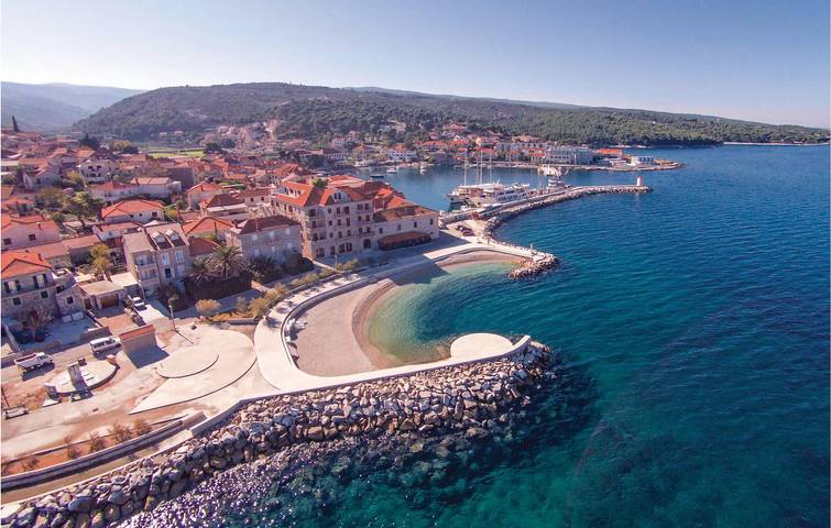 Gemütlich, nur 1,5 km vom Strand entfernt: Pool, WLAN, Terrasse und Parkplatz inklusive! in Postira, Brac