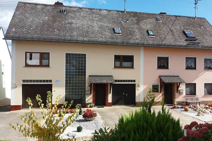 Ferienhaus für 8 Personen, mit Balkon und Garten in Niederburg