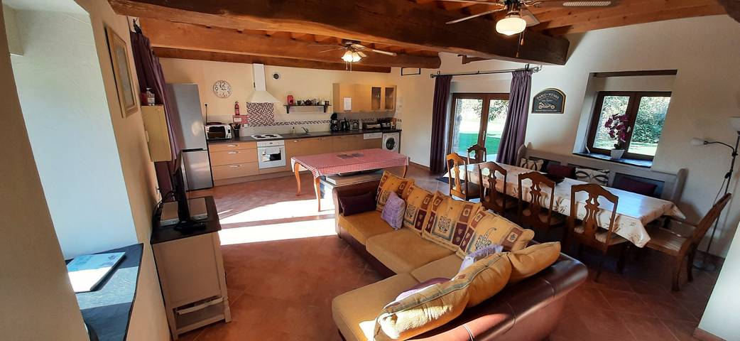 Gîte pour 9 personnes, avec piscine ainsi que jardin et terrasse à Montreuil-sur-Maine - 2