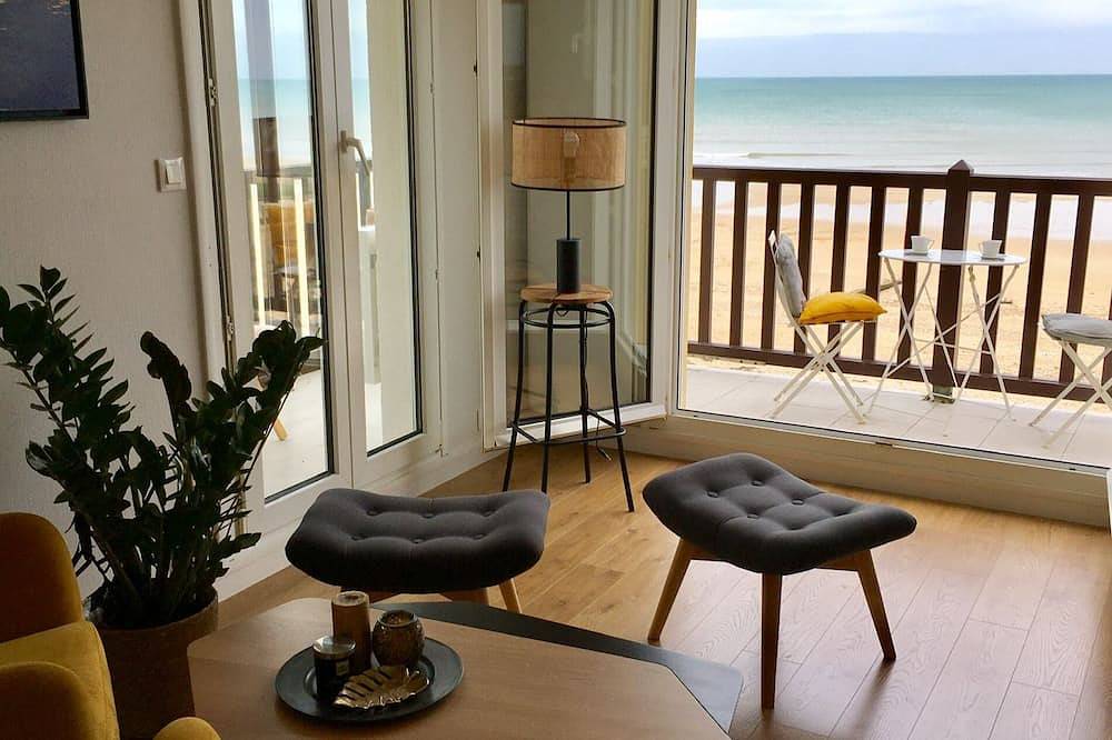 Appartement entier, Rare! Beautiful and spacious architect's apartment with the sea at your feet in Bernières-sur-Mer, Région de Caen
